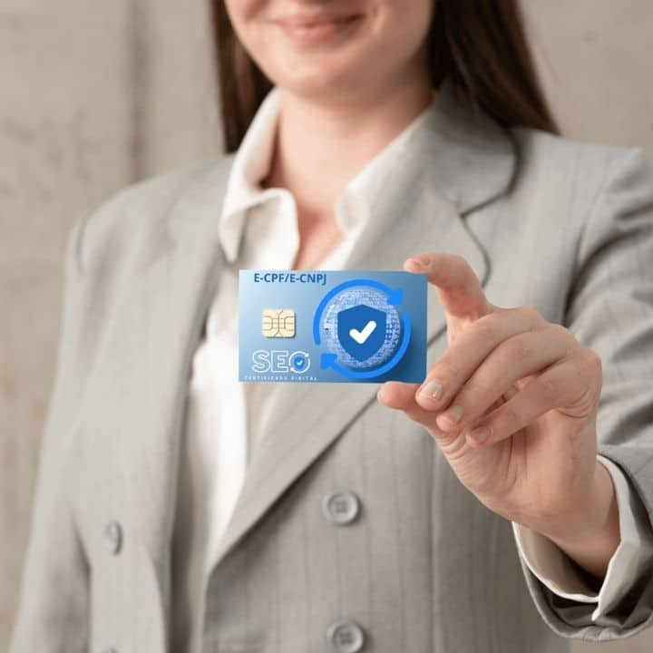 Pessoa mostrando um certificado digital seguro, simbolizando a proteção de dados com Certificado Digital da SEO Certificado Digital